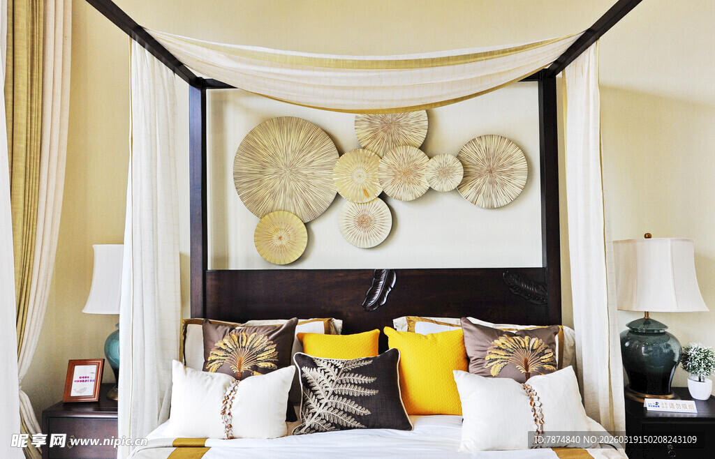 豪华四柱床卧室精美布置