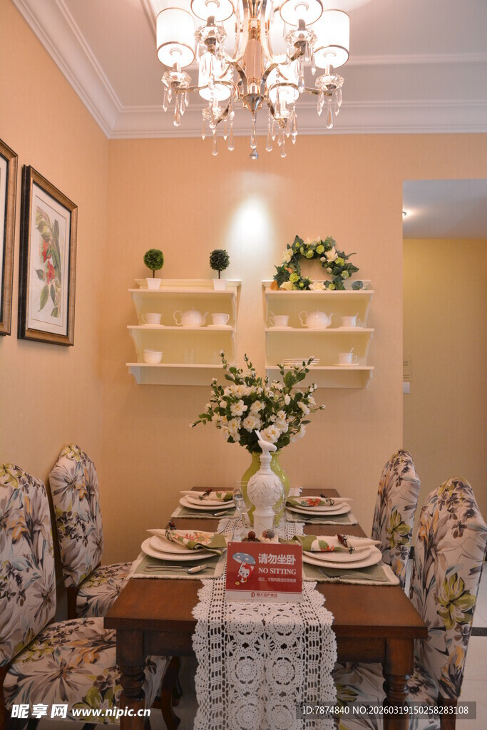 温馨典雅的餐厅室内场景