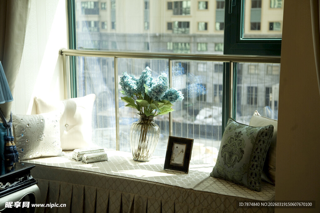 窗边清新雅致的装饰角落