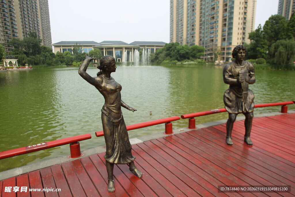 湖畔铜雕 灵动舞者与演奏者