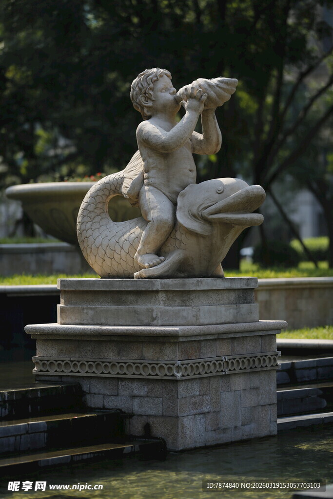 古典风格孩童雕塑