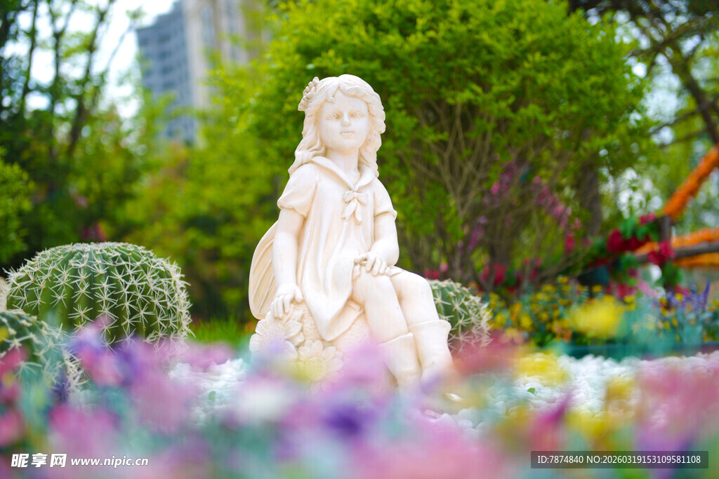 花园中的白色雕塑人像