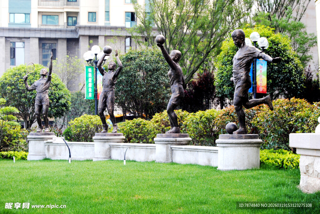 户外雕塑群 展现艺术魅力