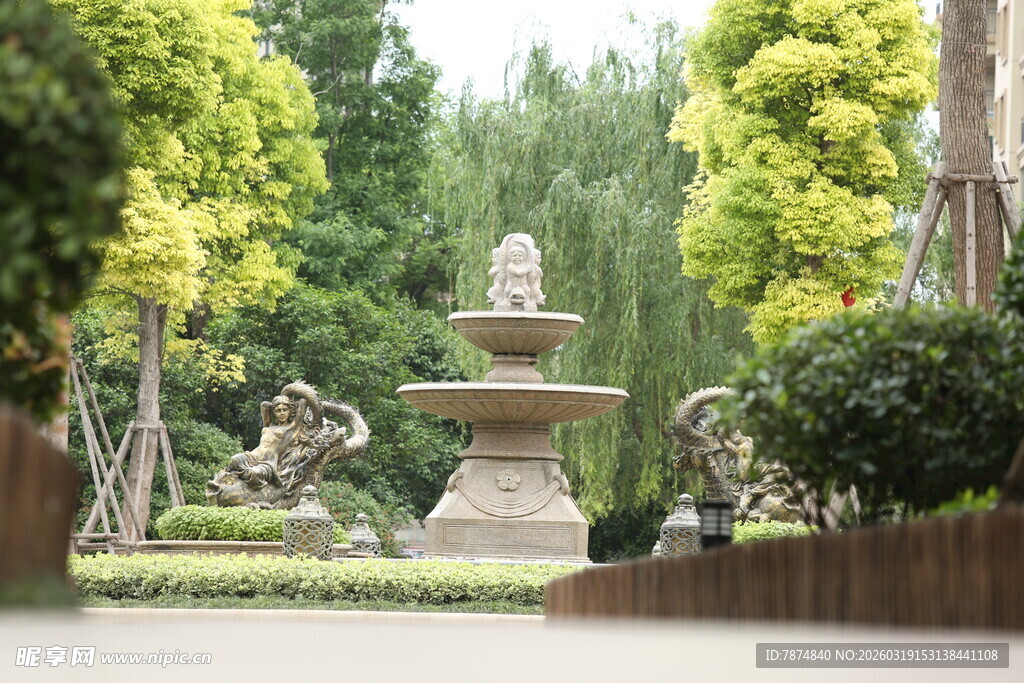 花园中的精致喷泉景观