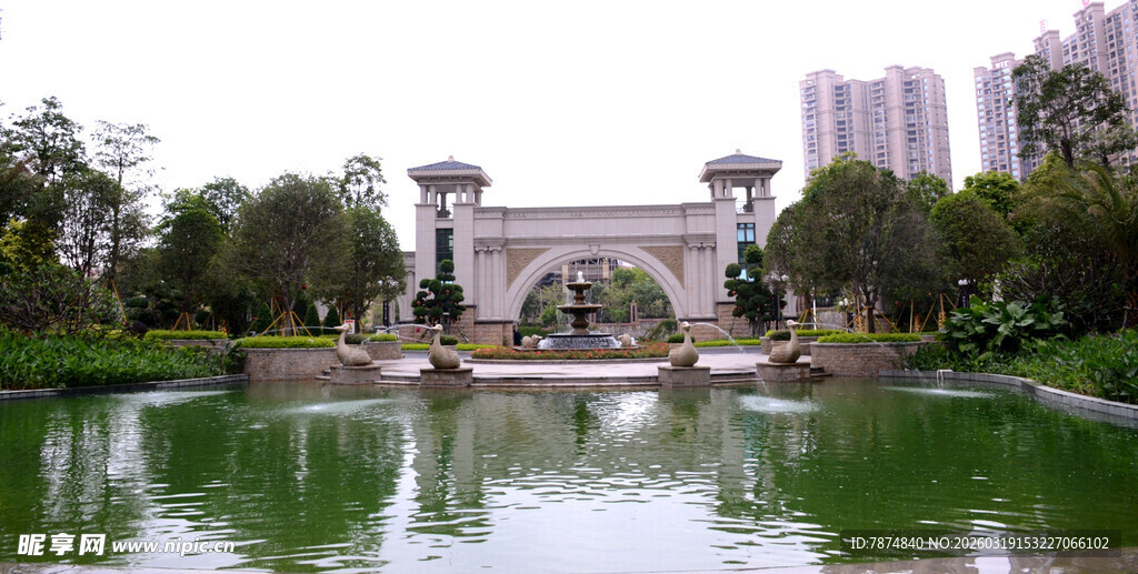 湖畔拱门景 城市绿意浓