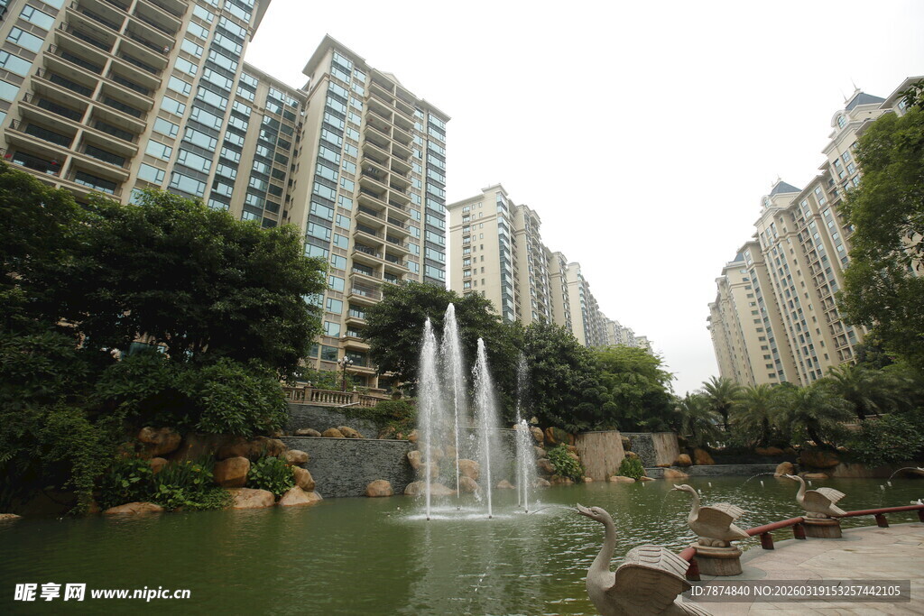 小区内的喷泉与高楼景观