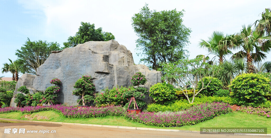 花园中的独特石砌建筑