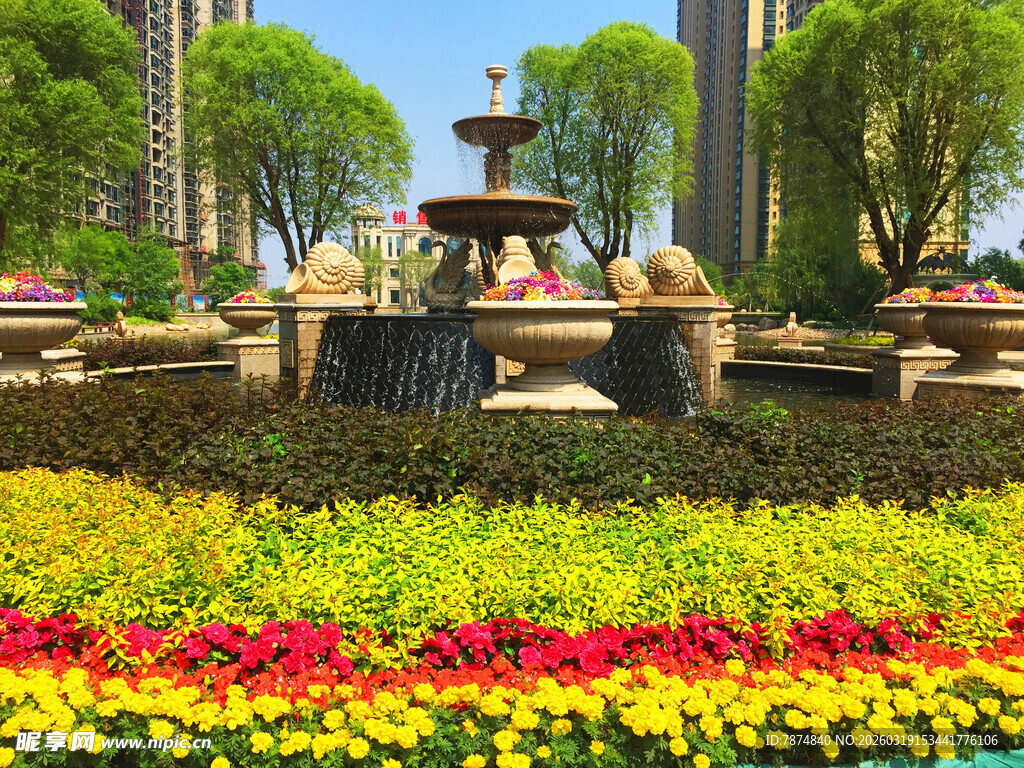 花园喷泉旁多彩花卉景观