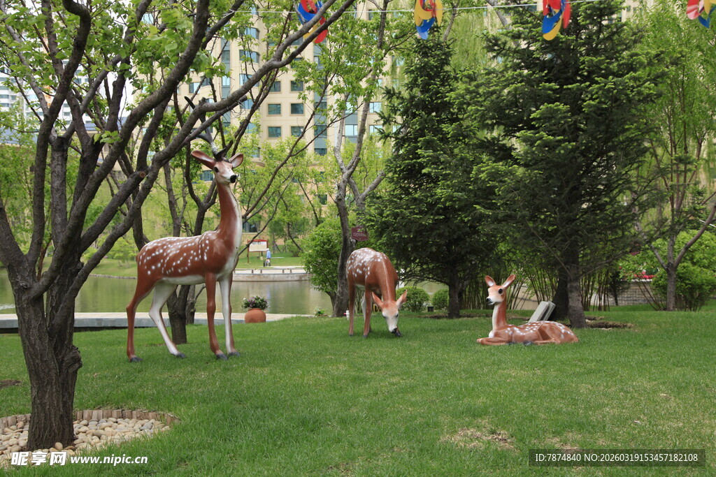 草地上的动物雕塑景观