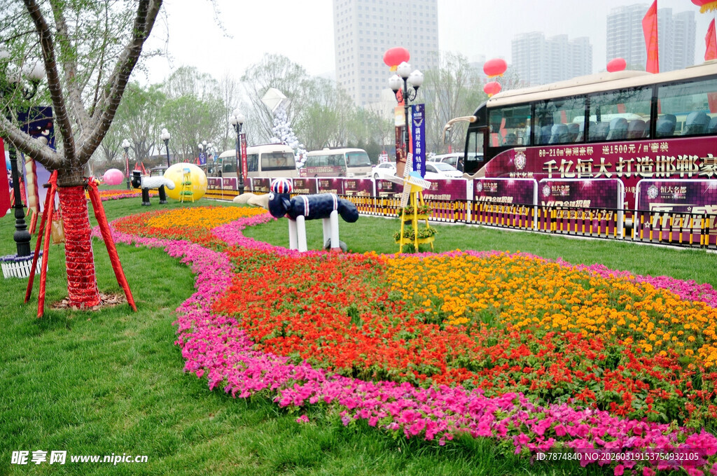 城市街头缤纷花卉景观