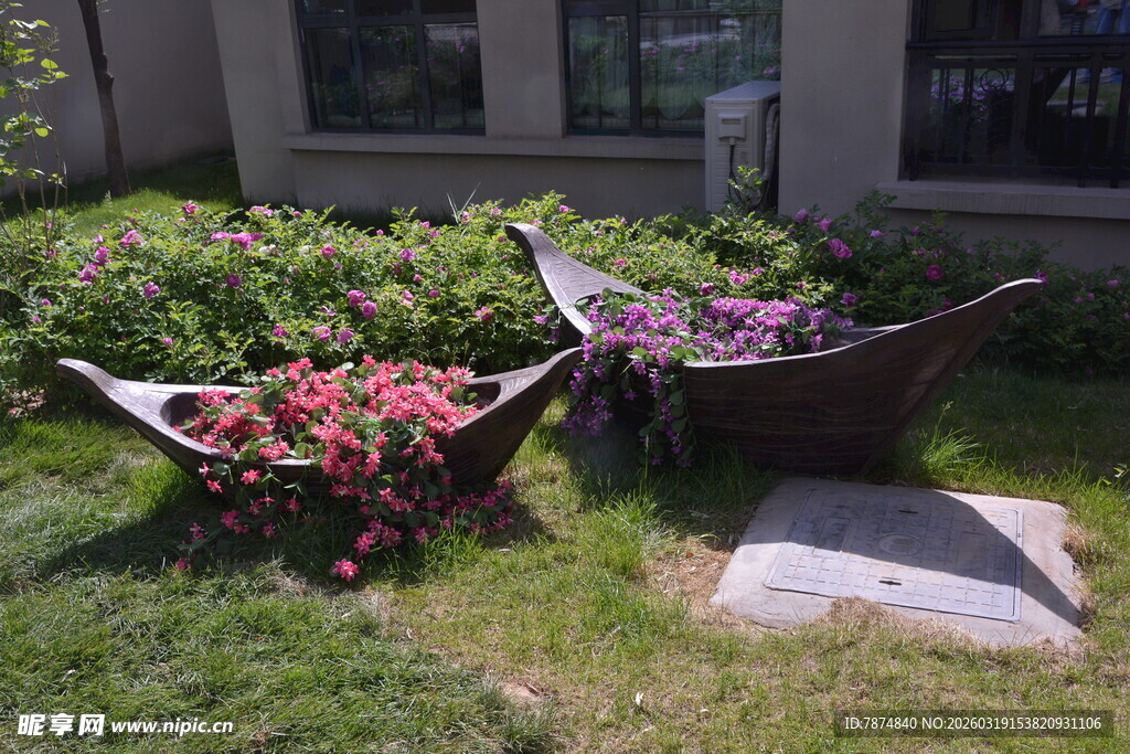 创意船型花盆装点庭院