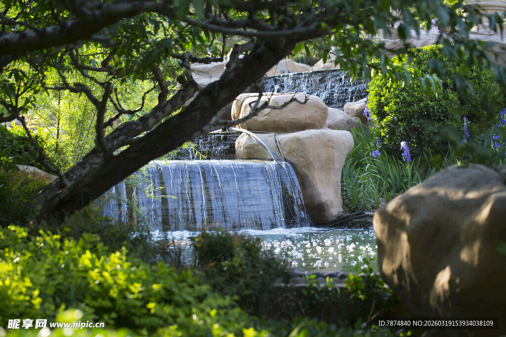 园林瀑布旁的自然景致