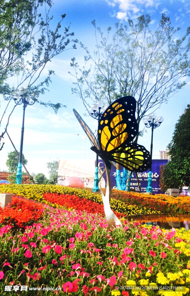 多彩花海中的蝴蝶雕塑
