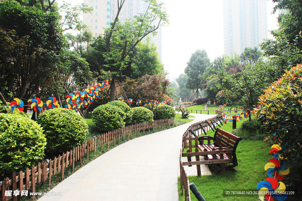 城市中的缤纷花园小径