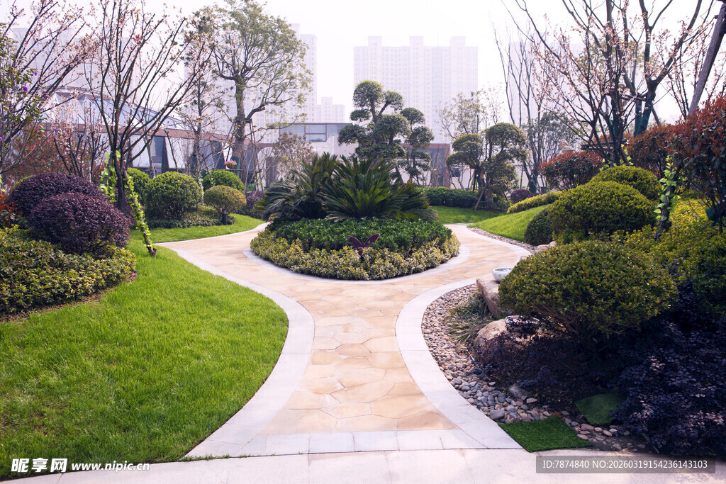 精致园林景观中的蜿蜒小径