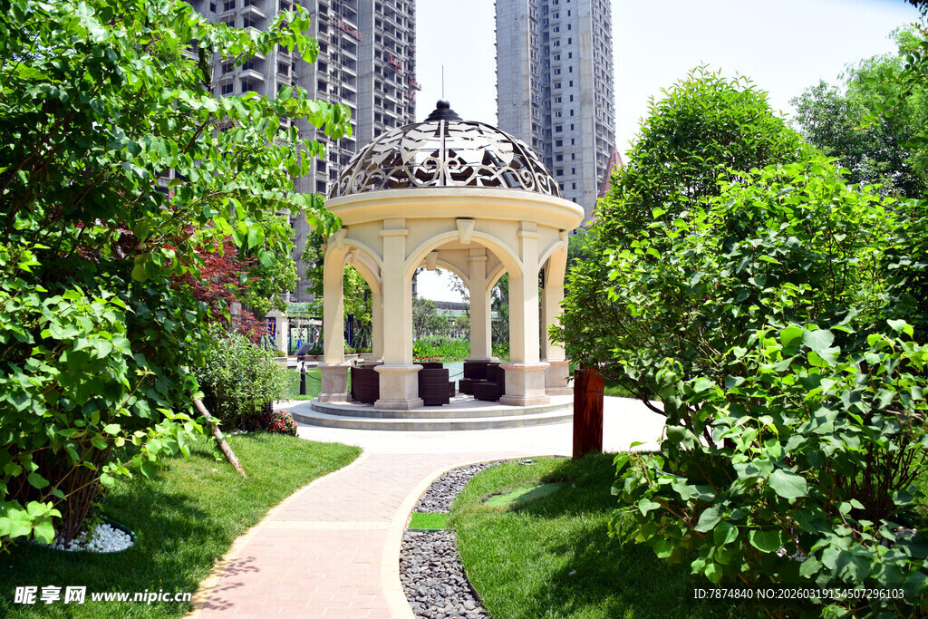 园林凉亭与繁茂绿植景观