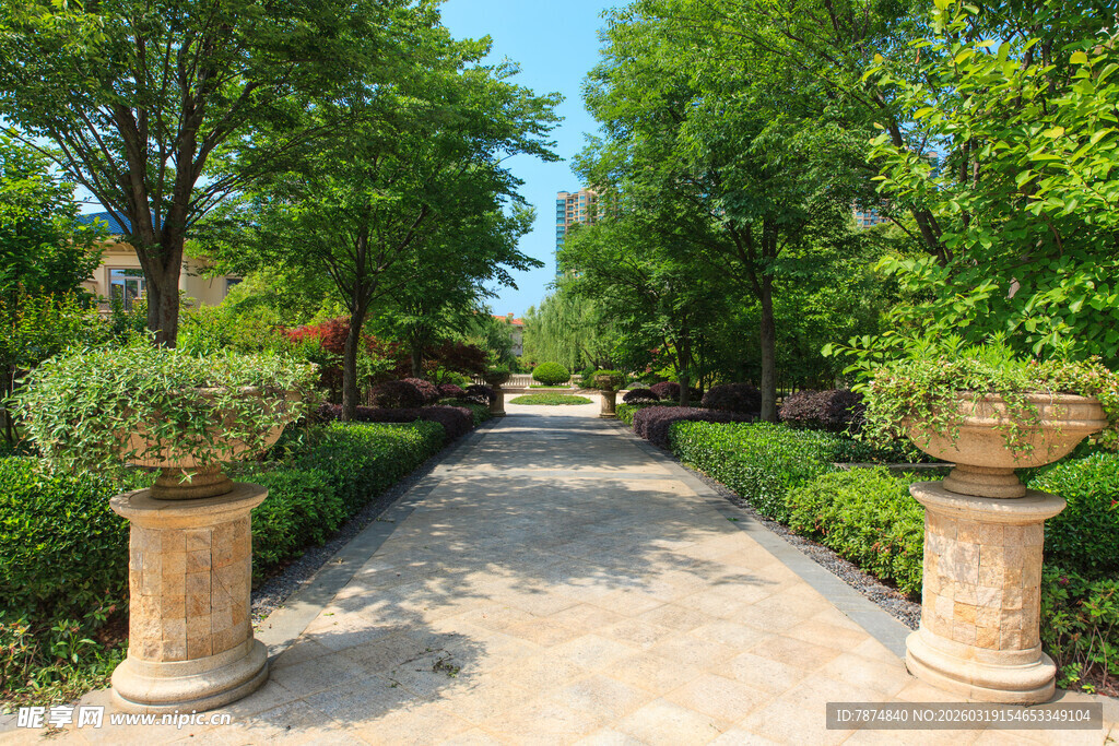 优雅园林景观中的石制花器