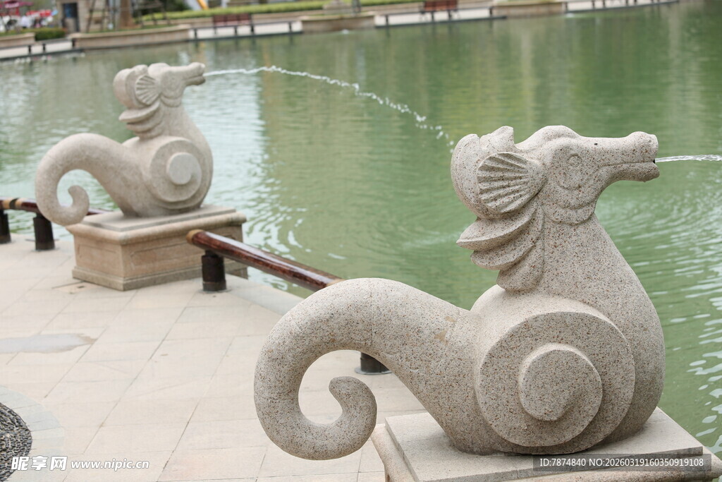 湖边精美石雕神兽