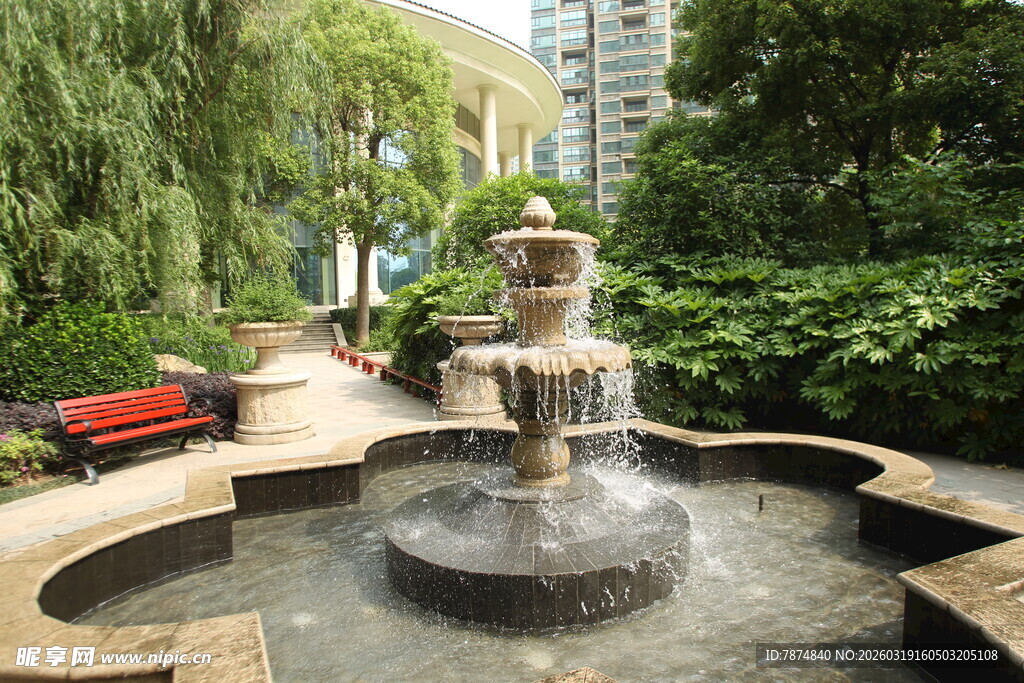 庭院中的精致喷泉景观