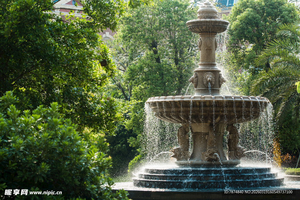 花园中的精美喷泉景观
