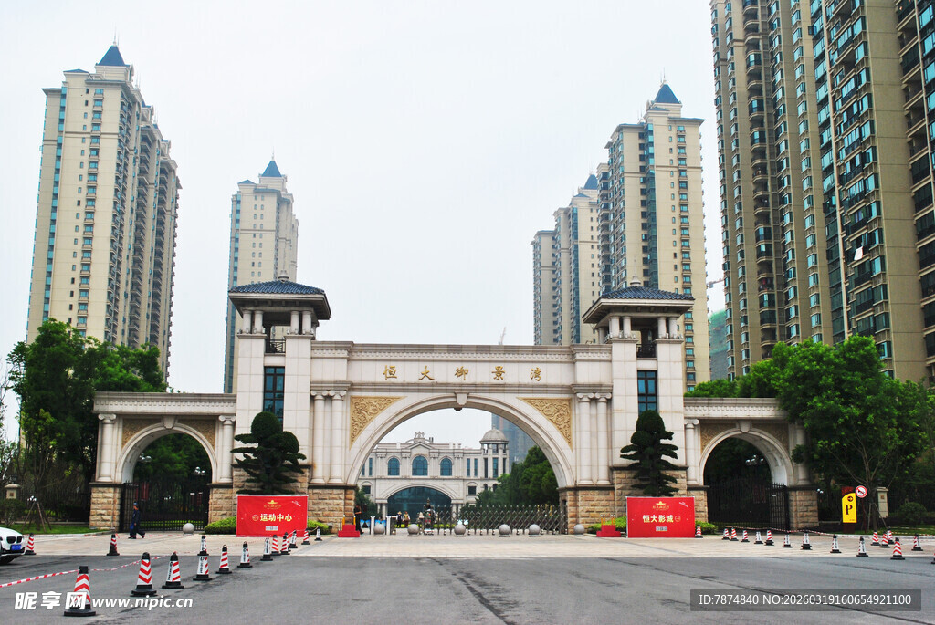 城市中式拱门与高楼景观