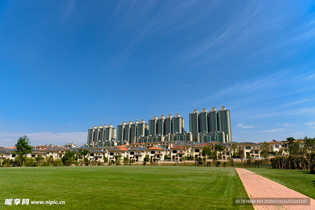 城市旁的开阔绿地与建筑