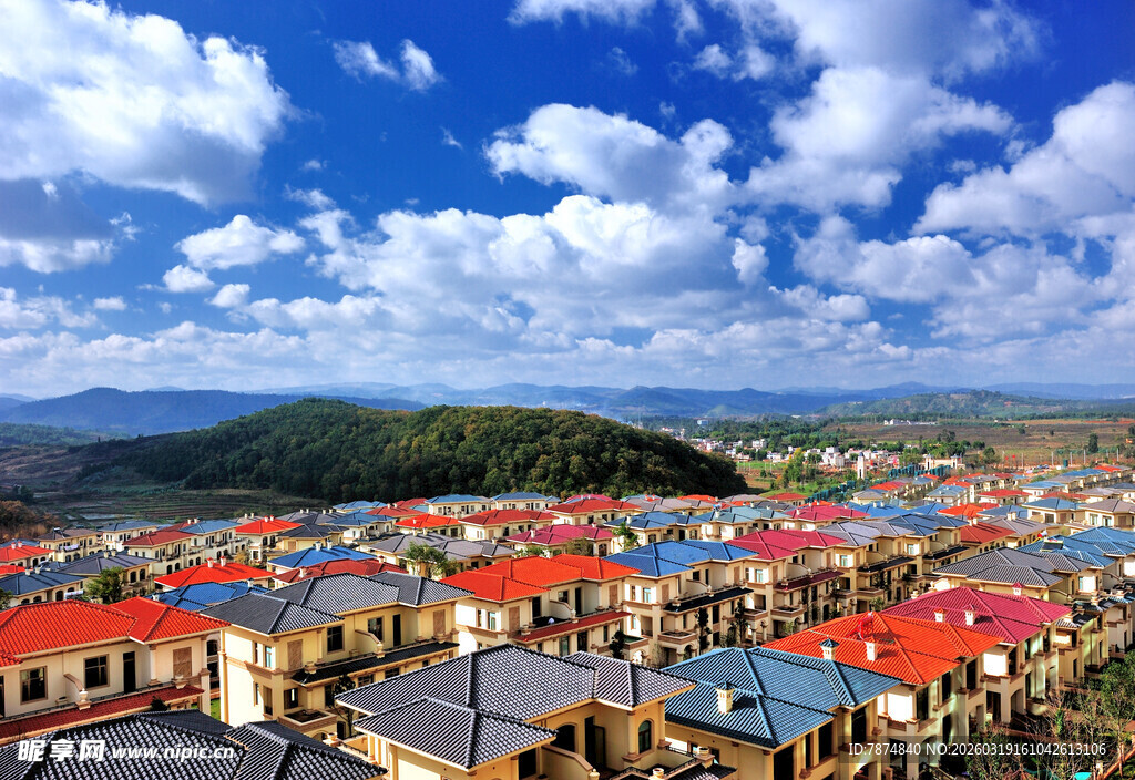 多彩屋顶的美丽城镇景观