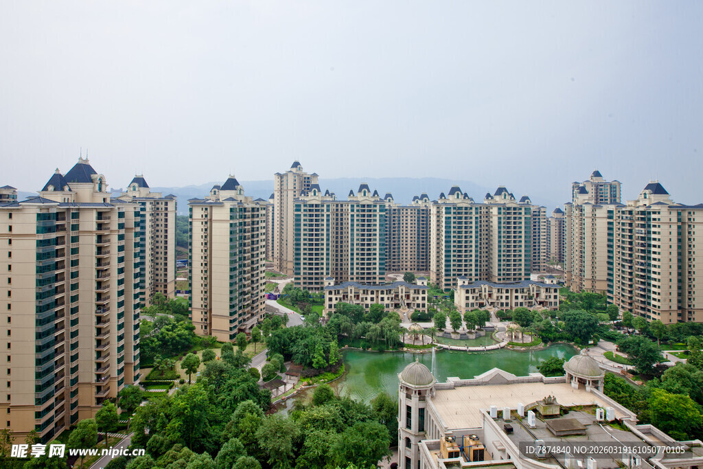 城市高楼与葱郁绿植景观