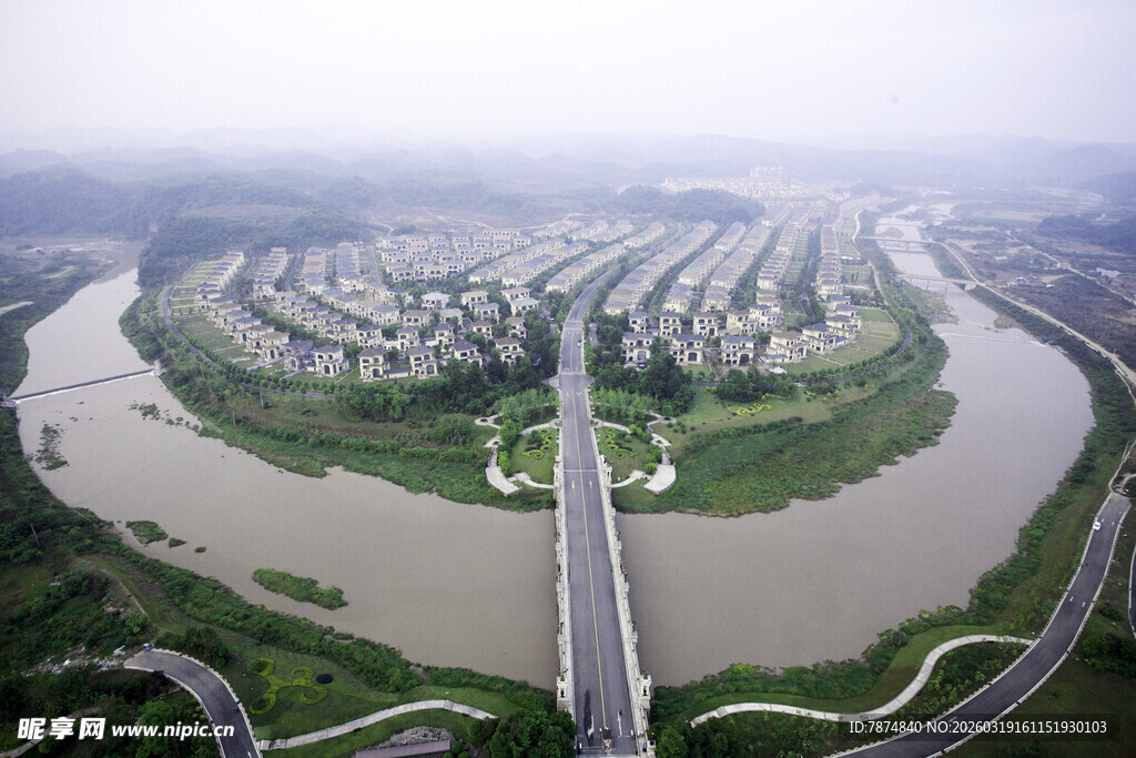 河畔城市景观俯瞰图