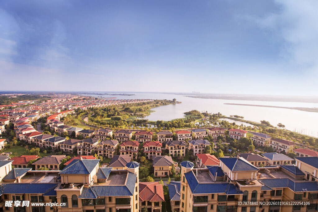 湖畔城市住宅区俯瞰美景