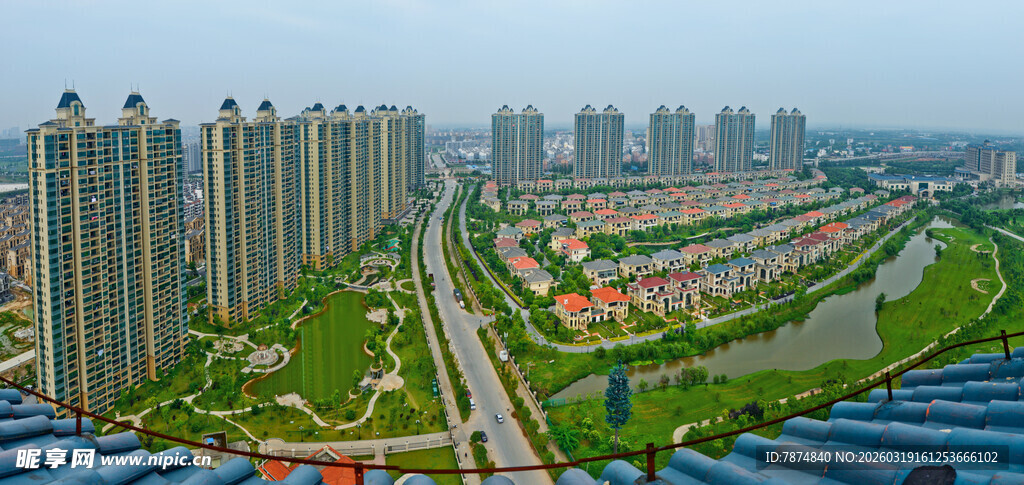 城市河畔高楼与低矮建筑群