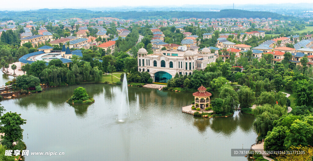 湖畔美丽城镇景观