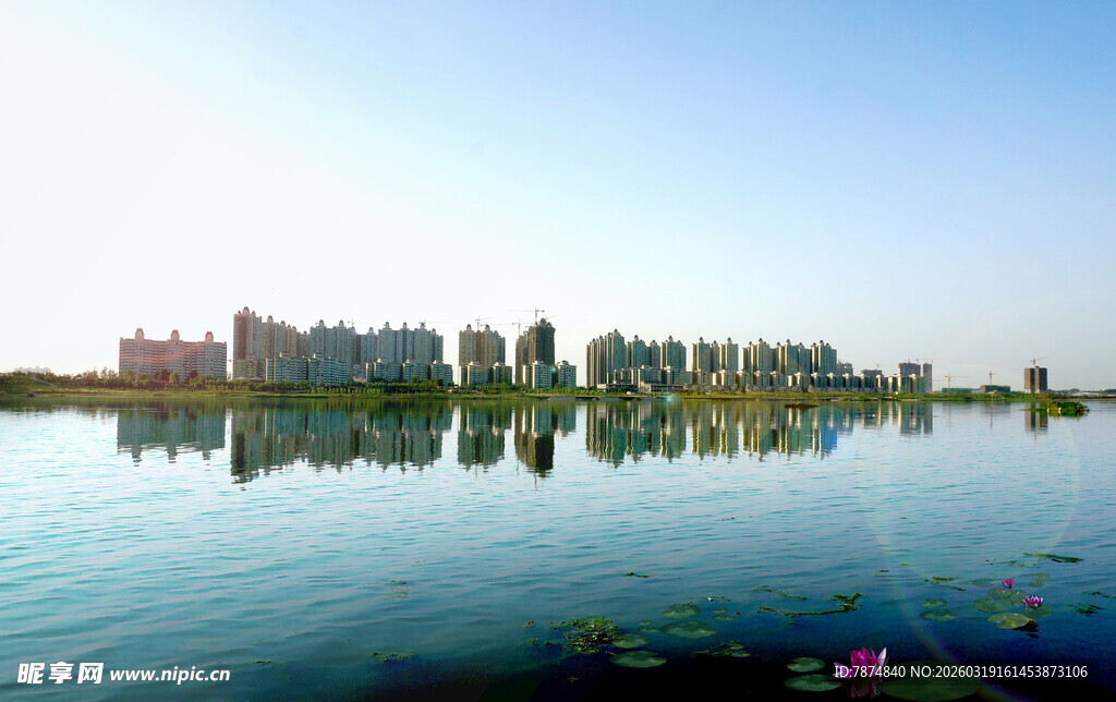 湖畔城市风光倒影美景