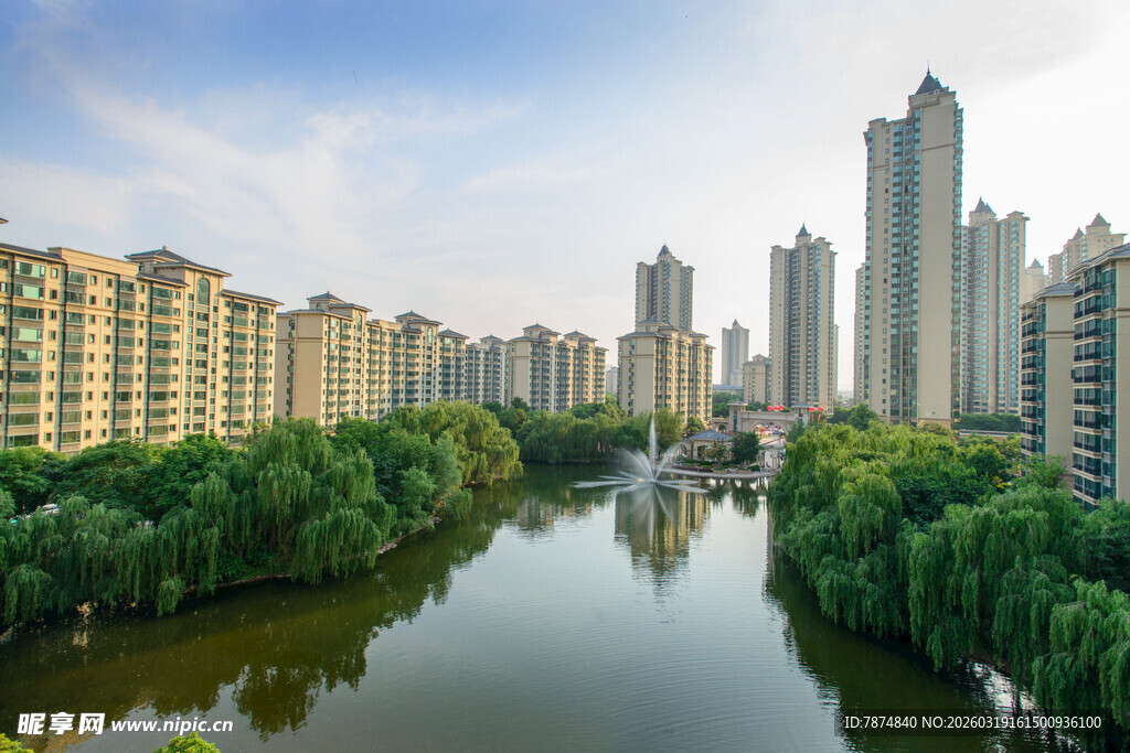 河畔高楼林立的城市美景