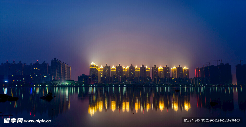 城市夜景湖畔璀璨灯光秀