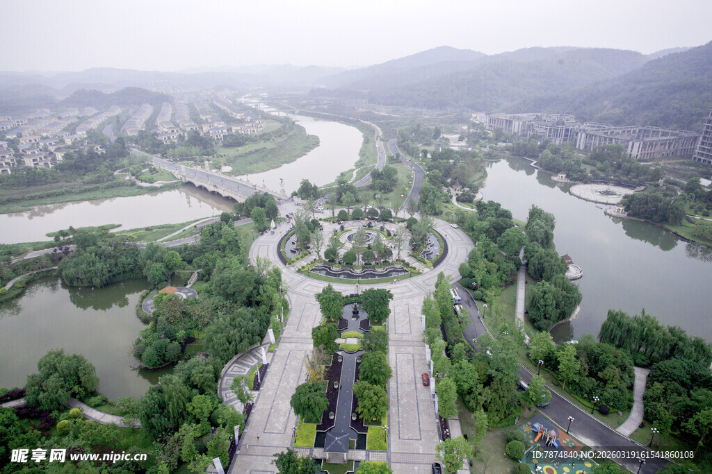 城市河畔景观俯瞰图