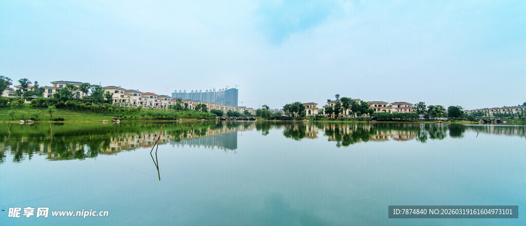 湖畔城市风光倒影如画