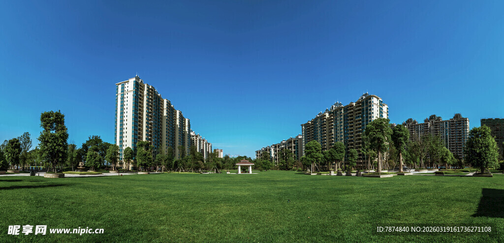 城市绿地旁的高楼景观