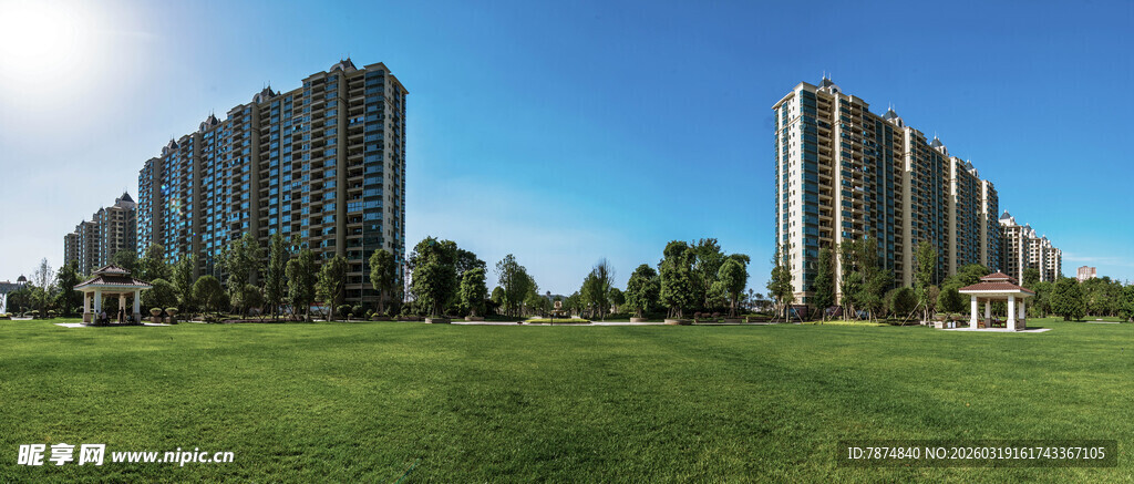 高楼矗立在翠绿草坪旁