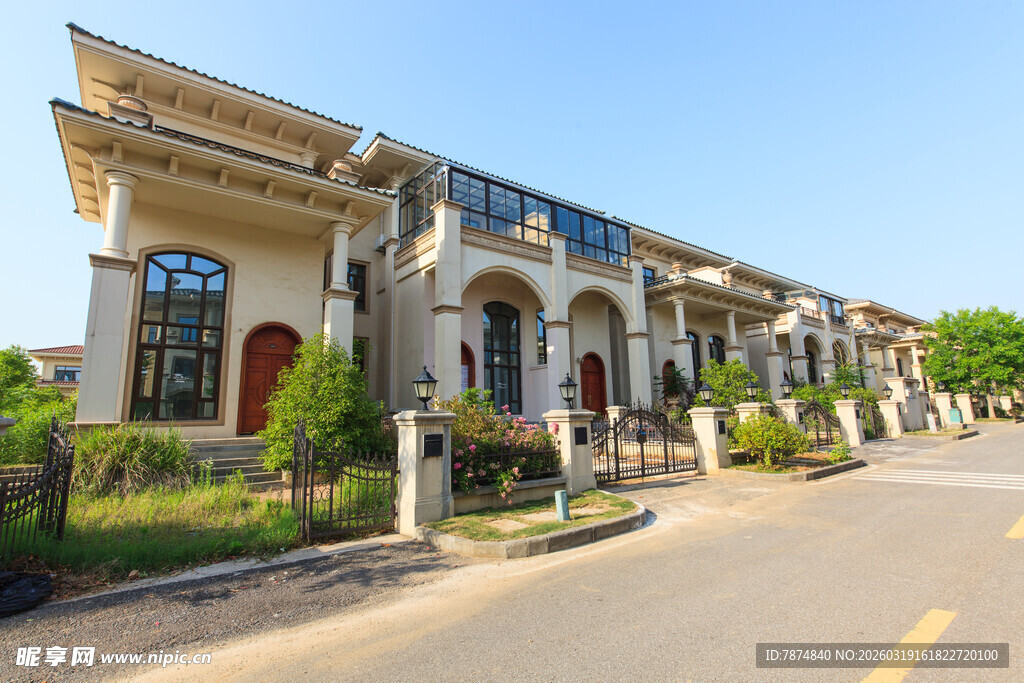 欧式联排别墅街道风景