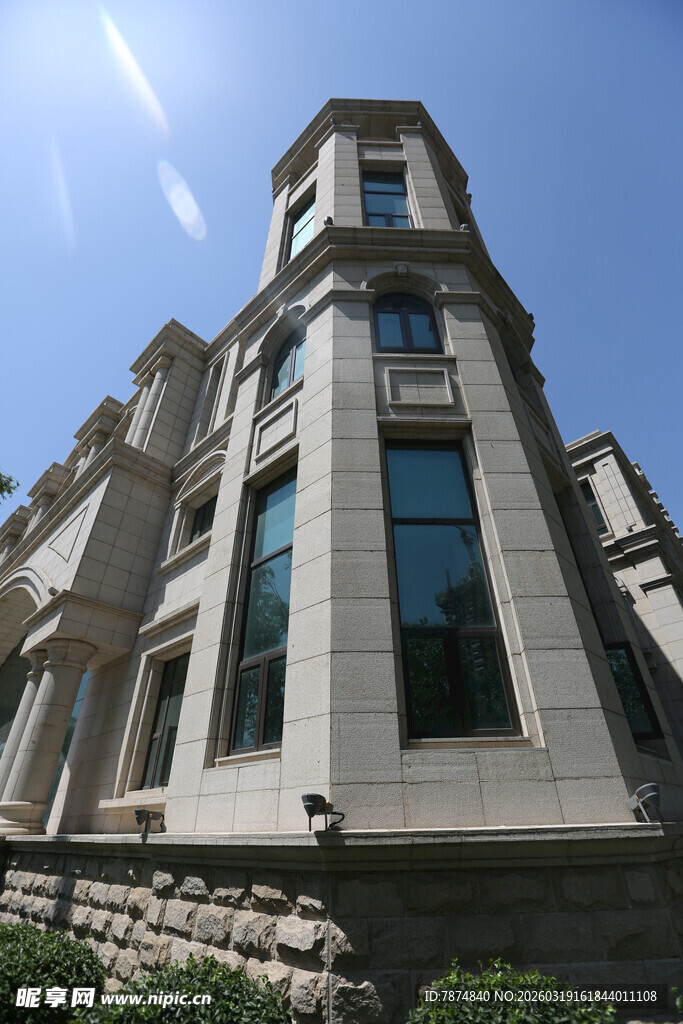 现代风格灰色多层建筑