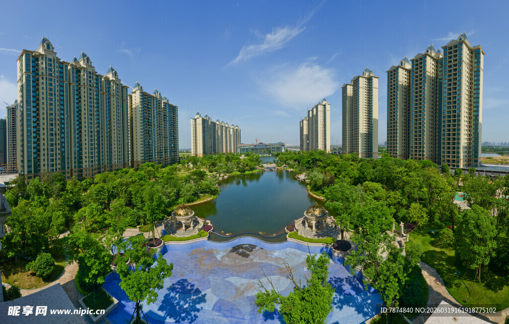 湖畔高楼林立的生态住区