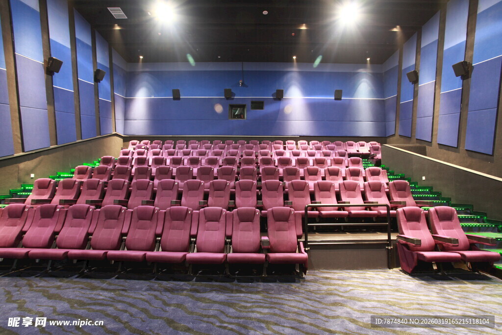 宽敞礼堂内整齐排列的座椅