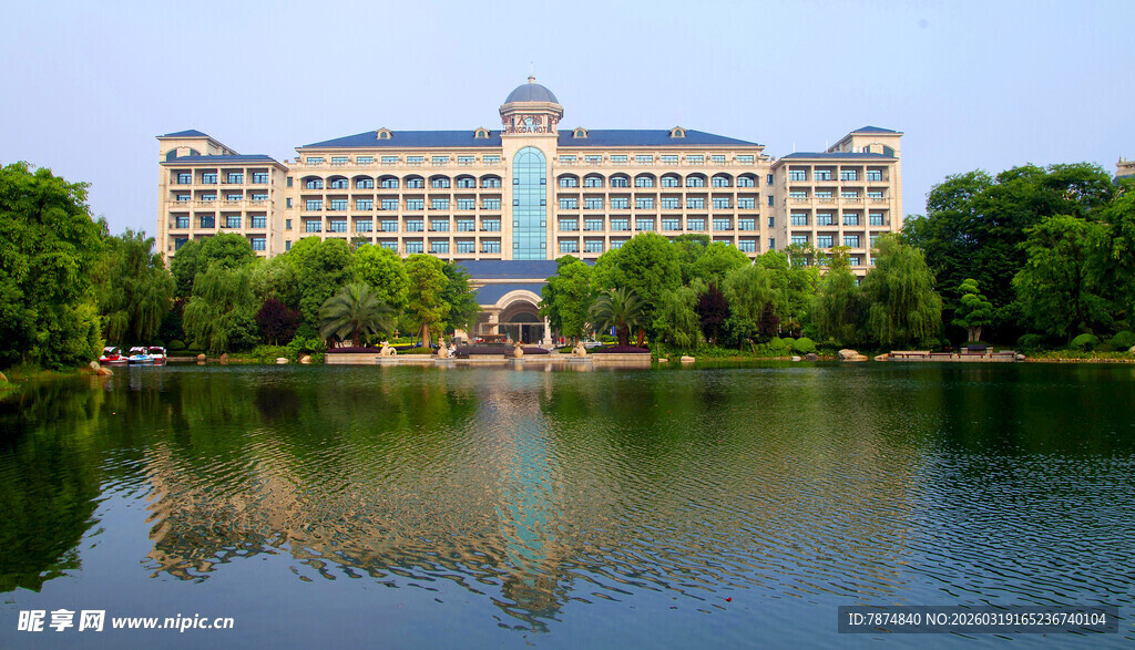 湖畔宏伟建筑景观