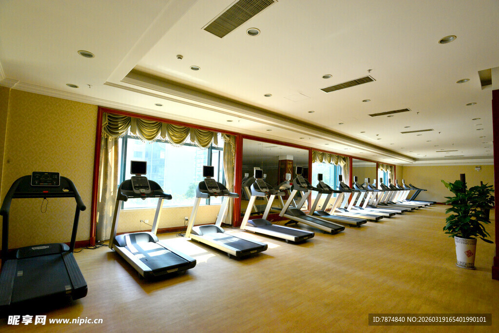 宽敞明亮的健身房内部