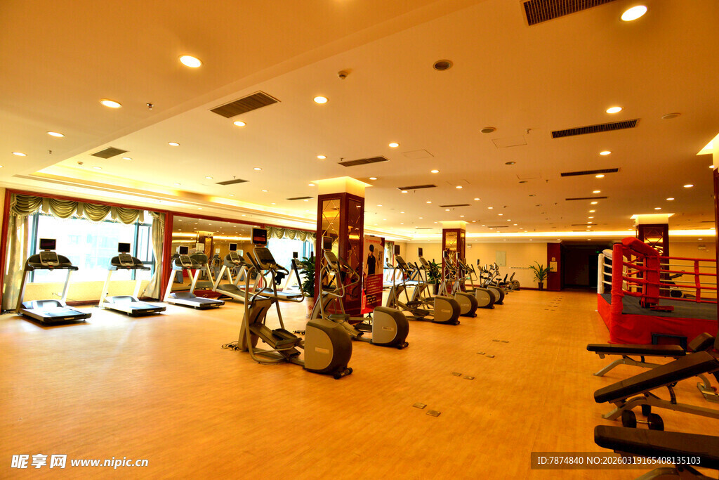 宽敞明亮的现代化健身房