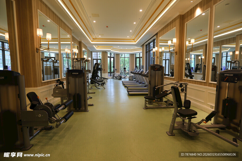 宽敞明亮的现代化健身房