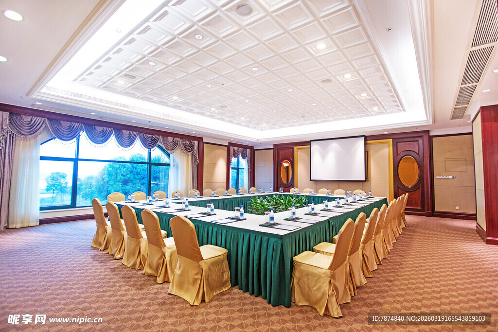 豪华会议室 桌椅整齐摆放