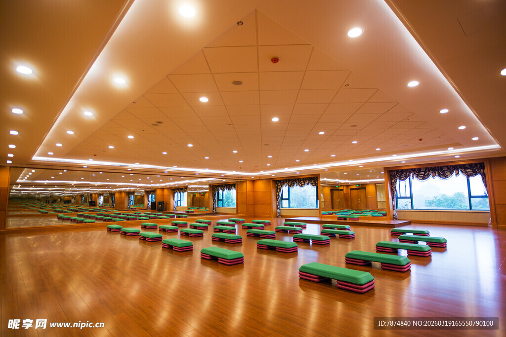 宽敞明亮的室内木质活动空间