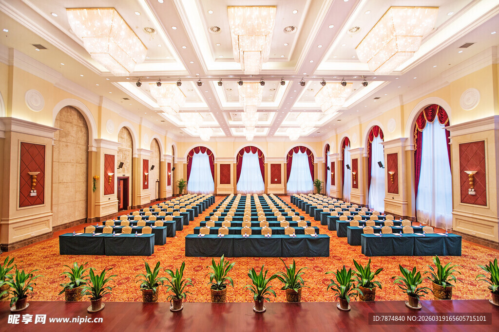 豪华大厅内整齐排列座椅
